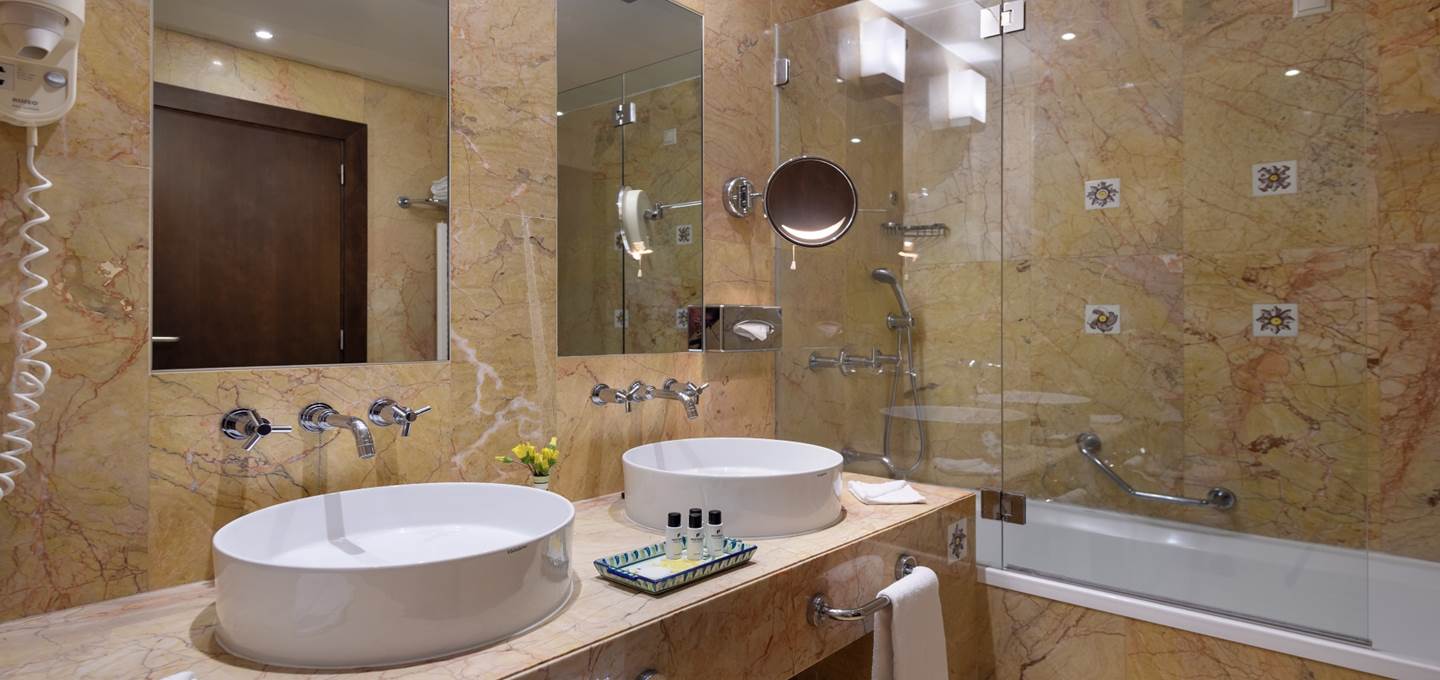 Hotel vilamoura deluxe bathroom